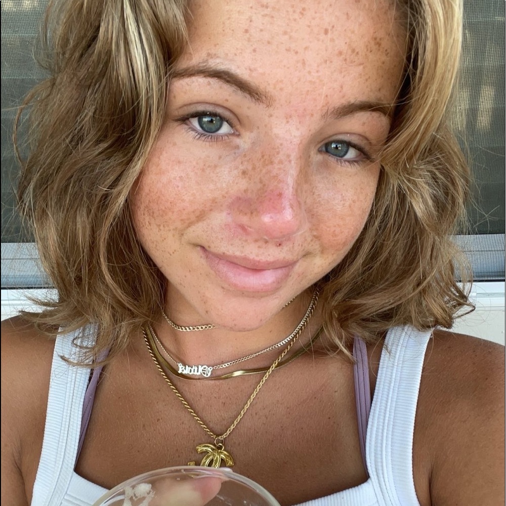 Meet your Posher, Olivia